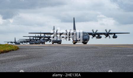 Six appareils MC-130J Commando II affectés au taxi de l'escadron des opérations spéciales 1st, le long de la ligne de vol à la base aérienne de Kadena (Japon), le 6 janvier 2022.C'était la première fois que le SOS de 1st a généré les sept avions pour effectuer un vol de formation au cours de l'événement biennal de formation « vol de la Flock ».(É.-U.Photo de la Force aérienne par Airman classe 1st Yosselin Perla) Banque D'Images