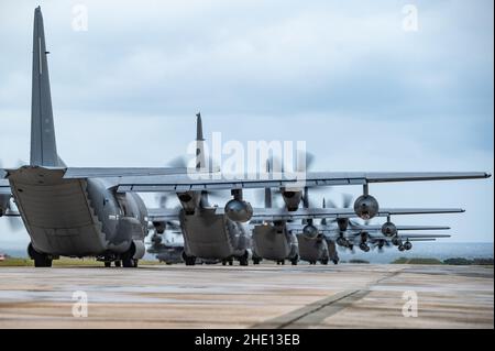 Six appareils MC-130J Commando II affectés au taxi de l'escadron des opérations spéciales 1st, le long de la ligne de vol à la base aérienne de Kadena (Japon), le 6 janvier 2022.Au total, le SOS de 1st a généré sept avions MC-130J pour effectuer un vol de formation pour l’événement biennal de formation « vol de la Flock ».(É.-U.Photo de la Force aérienne par Airman classe 1st Yosselin Perla) Banque D'Images