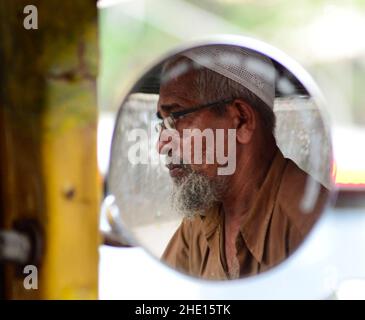 Un pilote indien de pousse-pousse-pousse à Bombay, en Inde. Banque D'Images