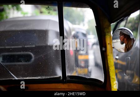 Un pilote indien de pousse-pousse-pousse à Bombay, en Inde. Banque D'Images