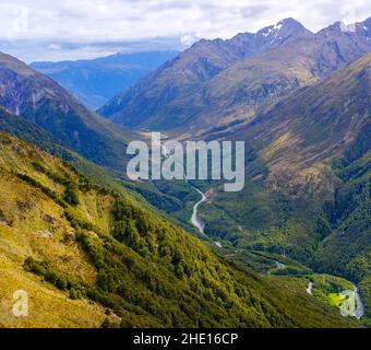 Vallée du col d'Arthur par une journée ensoleillée en direction de la côte ouest de la Nouvelle-Zélande Banque D'Images