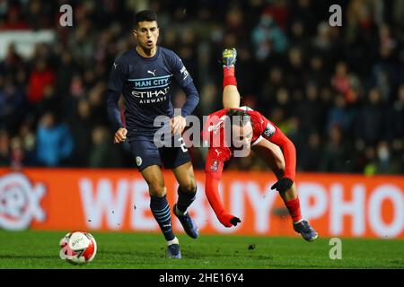 Swindon, Royaume-Uni.07th janvier 2022.Harry McKirdy de Swindon Town (r) est en collision avec Joao Cancelo de Manchester City (l).The Emirates FA Cup, 3rd Round Match, Swindon Town v Manchester City au terrain du comté d'Energy Check à Swindon, Wiltshire, le vendredi 7th janvier 2022. Cette image ne peut être utilisée qu'à des fins éditoriales.Utilisation éditoriale uniquement, licence requise pour une utilisation commerciale.Aucune utilisation dans les Paris, les jeux ou les publications d'un seul club/ligue/joueur. photo par Andrew Orchard/Andrew Orchard sports Photography/Alamy Live News crédit: Andrew Orchard sports Photography/Alamy Live News Banque D'Images