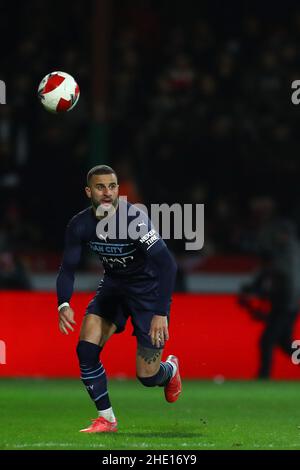 Swindon, Royaume-Uni.07th janvier 2022.Kyle Walker de Manchester City en action.The Emirates FA Cup, 3rd Round Match, Swindon Town v Manchester City au terrain du comté d'Energy Check à Swindon, Wiltshire, le vendredi 7th janvier 2022. Cette image ne peut être utilisée qu'à des fins éditoriales.Utilisation éditoriale uniquement, licence requise pour une utilisation commerciale.Aucune utilisation dans les Paris, les jeux ou les publications d'un seul club/ligue/joueur. photo par Andrew Orchard/Andrew Orchard sports Photography/Alamy Live News crédit: Andrew Orchard sports Photography/Alamy Live News Banque D'Images