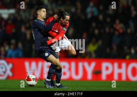 Swindon, Royaume-Uni.07th janvier 2022.Harry McKirdy de Swindon Town (r) est en collision avec Joao Cancelo de Manchester City (l).The Emirates FA Cup, 3rd Round Match, Swindon Town v Manchester City au terrain du comté d'Energy Check à Swindon, Wiltshire, le vendredi 7th janvier 2022. Cette image ne peut être utilisée qu'à des fins éditoriales.Utilisation éditoriale uniquement, licence requise pour une utilisation commerciale.Aucune utilisation dans les Paris, les jeux ou les publications d'un seul club/ligue/joueur. photo par Andrew Orchard/Andrew Orchard sports Photography/Alamy Live News crédit: Andrew Orchard sports Photography/Alamy Live News Banque D'Images