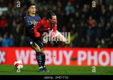 Swindon, Royaume-Uni.07th janvier 2022.Harry McKirdy de Swindon Town (r) est en collision avec Joao Cancelo de Manchester City (l).The Emirates FA Cup, 3rd Round Match, Swindon Town v Manchester City au terrain du comté d'Energy Check à Swindon, Wiltshire, le vendredi 7th janvier 2022. Cette image ne peut être utilisée qu'à des fins éditoriales.Utilisation éditoriale uniquement, licence requise pour une utilisation commerciale.Aucune utilisation dans les Paris, les jeux ou les publications d'un seul club/ligue/joueur. photo par Andrew Orchard/Andrew Orchard sports Photography/Alamy Live News crédit: Andrew Orchard sports Photography/Alamy Live News Banque D'Images