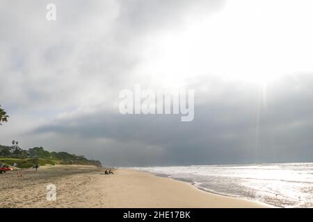 Del Mar Beach, Californie, États-Unis.7th janvier 2022.Météo au Royaume-Uni: 7 janvier 2022: Une journée partiellement nuageux à la plage comprenait des périodes de soleil profuse, des personnes marchant, et des oiseaux volant en forme de V à Del Mar, Californie, le vendredi 7th janvier 2022 (Credit image: © Rishi DekaZUMA Press Wire) Credit: ZUMA Press, Inc./Alay Live News Banque D'Images