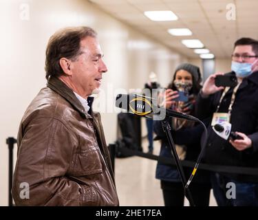 Indianapolis, Indiana, États-Unis.7th janvier 2022.Nick Saban, entraîneur en chef de l'Alabama, pose des questions lors de l'arrivée de l'équipe du championnat national College football Playoff à l'aéroport d'Indianapolis le vendredi 7 janvier 2022, à Indianapolis.(Credit image: © Lora Olive/ZUMA Press Wire) Credit: ZUMA Press, Inc./Alamy Live News Banque D'Images