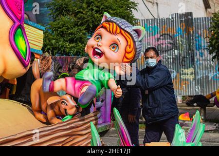 Nariño, Colombie.6th janvier 2022.Les gens se rassemblent pour voir des voitures flottantes décorées avec des personnages et traditions colombiens et andins pendant le Carnaval de Blancos y Negros le 6 janvier 2022 à Pasto - Nariño, Colombie.Ce carnaval reconnu par l'UNESCO a lieu chaque année en janvier dans la ville de Pasto, dans le sud des Andes.Le 'Carnaval de Negros y Blancos' a ses origines dans un mélange d'expressions culturelles amazoniennes, andines et du Pacifique par l'art, les danses, la musique et les fêtes culturelles.Crédit : long Visual Press/Alamy Live News Banque D'Images