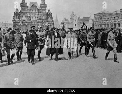 Lénine et un groupe d'officiers militaires sur la place Rouge Banque D'Images