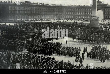 Les soldés russes prêtant serment d'allégeance à la révolution bolchevique devant le Palais d'hiver de Saint-Pétersbourg (alias Petrograd et Leningrad) Banque D'Images