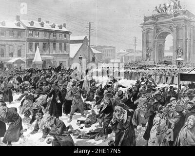 Les troupes massacrent des manifestants civils pendant la répression du soulèvement de 1905.Le 22 janvier 1905, des milliers de manifestants ont défilé sur le Palais d'hiver pour exprimer leurs griefs contre les conditions de travail.Ils ont été accueillis par l'armée et la manifestation a été arrêtée, avec la perte d'environ 200 morts. Banque D'Images