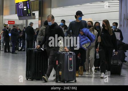 (220108) -- LONDRES, le 8 janvier 2022 (Xinhua) -- les passagers arrivent au terminal 5 de l'aéroport de Heathrow à Londres, en Grande-Bretagne, le 7 janvier 2022.Plus tôt mercredi, le Premier ministre britannique Boris Johnson a dirigé une réunion du cabinet où il a recommandé de respecter le Plan B de l'Angleterre, qui inclut des conseils de travail à domicile et des masques faciaux obligatoires dans la plupart des salles publiques intérieures.Il a également été annoncé que les tests avant le départ ne sont plus nécessaires pour les voyageurs qui retournent en Grande-Bretagne.Selon les nouvelles mesures, les arrivées n'ont pas à isoler jusqu'à ce qu'elles obtiennent un test PCR négatif, mais doivent plutôt prendre un l Banque D'Images