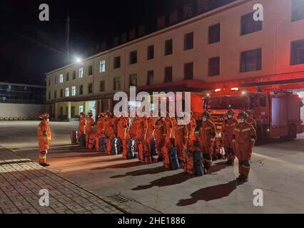 (220108) -- XINING, 8 janvier 2022 (Xinhua) -- les pompiers se rassemblent pour le sauvetage dans la préfecture autonome de Haixi, dans la province de Qinghai, dans le nord-ouest de la Chine, le 8 janvier 2022.Un séisme de magnitude 6,9 a secoué le comté de Menyuan dans la province de Qinghai, dans le nord-ouest de la Chine, à 1 h 45 samedi, selon le China tremblement de terre Networks Center (CENC).Le séisme a frappé à une profondeur de 10 km, a dit LE CENC.Credit: Xinhua/Alay Live News Banque D'Images