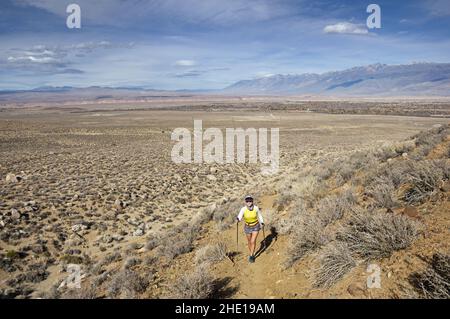 Femme en randonnée sur une colline à l'extérieur de Bishop California dans la vallée d'Owens Banque D'Images