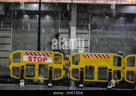 Srinagar, Inde.07th janvier 2022.Un soldat paramilitaire est en alerte lors d'une chute de neige à Srinagar.Le météo a prédit de fortes à très fortes précipitations/chutes de neige au Jammu-et-Cachemire les 7th et 8th janvier.Crédit : SOPA Images Limited/Alamy Live News Banque D'Images