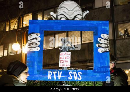 Un écriteau représentant un écran de télévision avec les initiales du parti gouvernemental principal Parti démocratique slovène (SDS),Est vu tenu par une caricature du Premier ministre Janez Jansa qui présente une statue du symbole de la télévision nationale slovène, accompagnée d'un panneau indiquant « tiré pour ne pas avoir allumé sa corne » lors d'une manifestation antigouvernementale devant le siège de la télévision.pour le vendredi 90th consécutif,Les habitants de Ljubljana ont protesté contre le gouvernement du Premier ministre Janez Jansa et contre son prétendu démantèlement de la démocratie dans le pays.La dernière manifestation s'est adressée au t national Banque D'Images