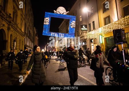 Les manifestants portent un écriteau représentant un écran de télévision avec les initiales du principal parti gouvernemental Parti démocratique slovène (SDS), tenu par une caricature du Premier ministre Janez Jansa alors qu'ils marchent dans les rues lors d'une manifestation antigouvernementale.pour le vendredi 90th consécutif,Les habitants de Ljubljana ont protesté contre le gouvernement du Premier ministre Janez Jansa et contre son prétendu démantèlement de la démocratie dans le pays.La dernière manifestation s'est adressée à la direction de la télévision nationale refusant de renouveler les contrats à tout un ensemble de chroniqueurs pour un programme TV critique Studio City, wh Banque D'Images