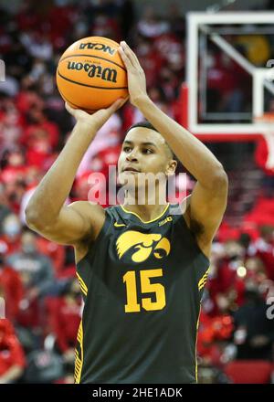 Madison, WI, États-Unis.06th janvier 2022.Iowa Hawkees avance Keegan Murray (15) lors du match de basket-ball NCAA entre les Iowa Hawkees et les Wisconsin Badgers au Kohl Center de Madison, WISCONSIN.Darren Lee/CSM/Alamy Live News Banque D'Images