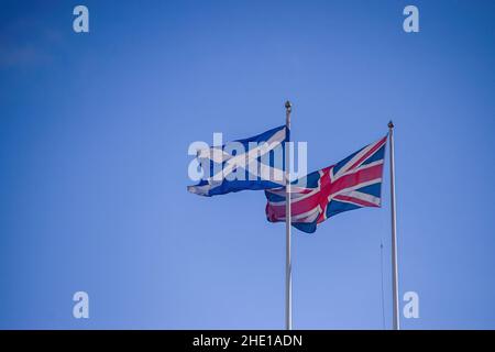 Londres, Royaume-Uni.07th janvier 2022.Le drapeau national de l'Écosse et le drapeau de l'Union Jack sont vus à Horse Guards Parade.Crédit : SOPA Images Limited/Alamy Live News Banque D'Images