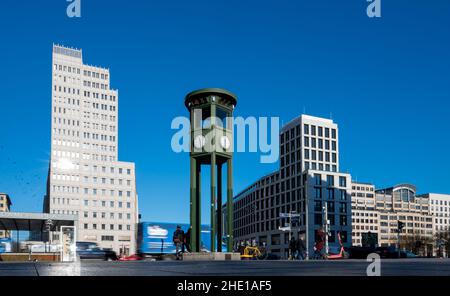 Berlin, Allemagne.06th janvier 2022.Les voitures passent devant la réplique de la tour des feux de signalisation de la Potsdamer Platz.La tour a été construite en 1924 et fut l'un des premiers feux de signalisation en Europe.Credit: Monika Skolimowska/dpa-Zentralbild/dpa/Alay Live News Banque D'Images