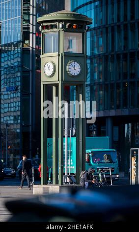 Berlin, Allemagne.06th janvier 2022.La réplique de la tour des feux de signalisation se trouve sur la Potsdamer Platz, avec pour toile de fond le Sony Center.La tour fut érigée en 1924 et fut l'un des premiers feux de signalisation en Europe.Credit: Monika Skolimowska/dpa-Zentralbild/dpa/Alay Live News Banque D'Images