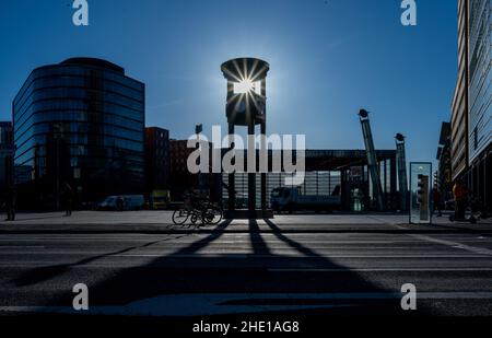 Berlin, Allemagne.06th janvier 2022.Le soleil brille à travers la réplique de la tour des feux de signalisation de la Potsdamer Platz.La tour a été construite en 1924 et fut l'un des premiers feux de signalisation en Europe.Credit: Monika Skolimowska/dpa-Zentralbild/dpa/Alay Live News Banque D'Images