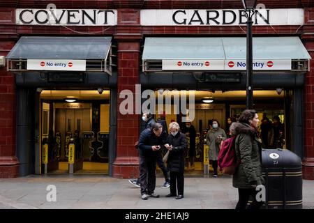Londres, Royaume-Uni.07th janvier 2022.Deux touristes regardent sur leur téléphone à l'extérieur de la station de métro Covert Garden.Crédit : SOPA Images Limited/Alamy Live News Banque D'Images