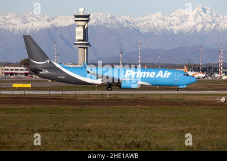 Un Boeing 737-800F d'Amazon Prime Air (ASL Airlines) quitte l'aéroport de Milan Malpensa.Amazon Prime Air, est une compagnie aérienne de fret opérant exclusivement pour transporter des colis Amazon. Banque D'Images