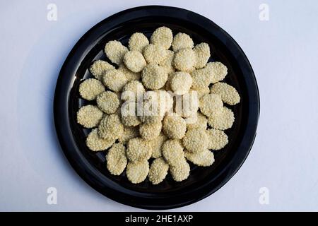 Indian Sweet food Rewri également connu sous le nom de rewadi ou de revedi est populaire indien makar sankranti nourriture de festival, fait de Jaggery ou de gud avec des graines de sésame coati Banque D'Images