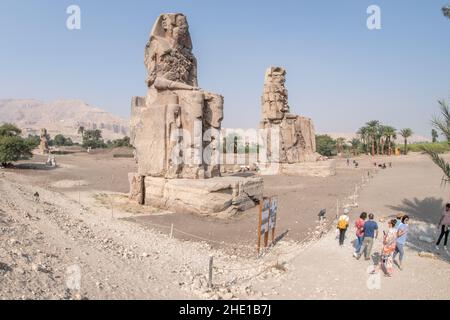 Colossi de Memnon, deux statues massives en pierre du Pharaon Amenhotep III, un point d'arrêt populaire pour les touristes en Egypte. Banque D'Images