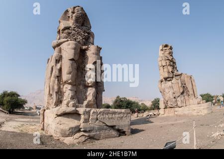 Colossi de Memnon, deux statues massives en pierre du Pharaon Amenhotep III, un point d'arrêt populaire pour les touristes en Egypte. Banque D'Images