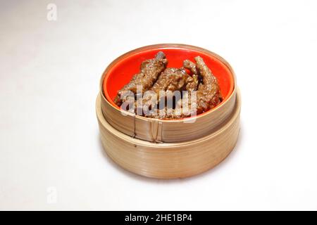 divers types de dim sum dans un conteneur en bambou sur fond blanc Banque D'Images