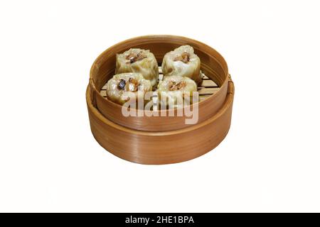 divers types de dim sum dans un conteneur en bambou sur fond blanc Banque D'Images