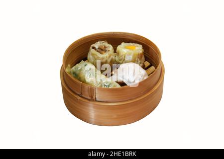 divers types de dim sum dans un conteneur en bambou sur fond blanc Banque D'Images