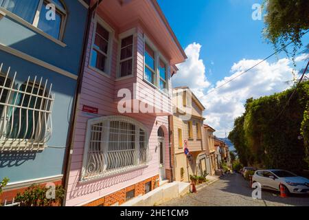 Arnavutkoy.Rue dans le quartier d'Arnavutkoy à Besiktas Istanbul.Istanbul Turquie - 9.14.2021 Banque D'Images