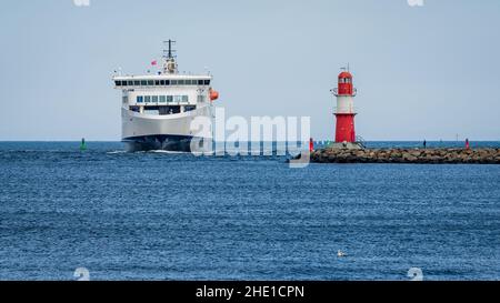 Rostock, Mecklembourg-Poméranie occidentale, Allemagne - 14 juin 2020 : un ferry de la ligne Scandiline sur le chemin de Gedser à Rostock, passant par la jetée est li Banque D'Images