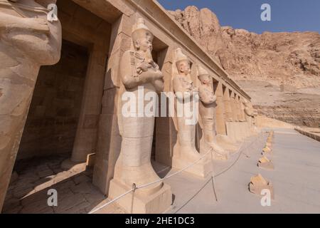 Statues en pierre d'Osiris au temple mortuaire de Hatshepsut, l'un des sites archéologiques les plus célèbres d'Égypte. Banque D'Images