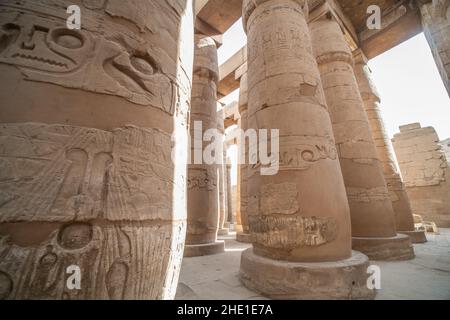 Les piliers de pierre de la salle Hypostyle dans le temple de Karnak, un ancien site archéologique égyptien. Banque D'Images