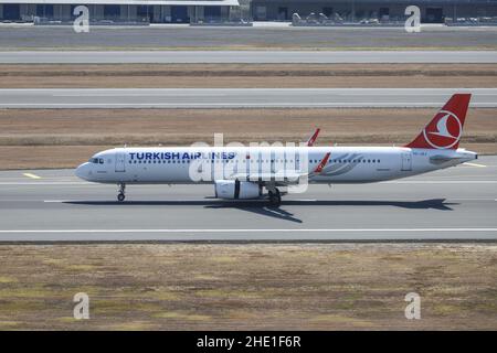 ISTANBUL, TURQUIE - 14 AOÛT 2021 : Turkish Airlines Airbus 321-231 (CN 5633) débarquant à l'aéroport d'Istanbul. Banque D'Images