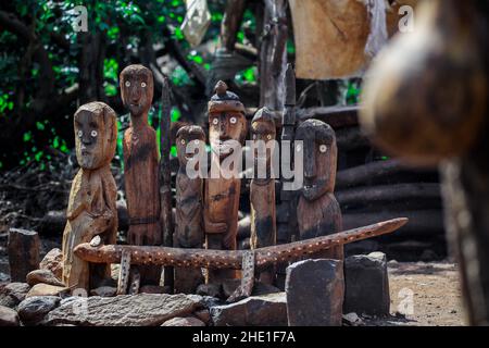 Mémorial en bois Totems (statues) avec les yeux et les tiques dans le village tribal traditionnel de Konso, en Éthiopie Banque D'Images