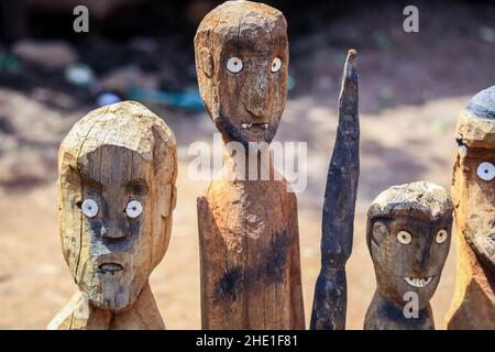 Mémorial en bois Totems (statues) avec les yeux et les tiques dans le village tribal traditionnel de Konso, en Éthiopie Banque D'Images