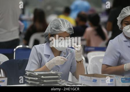 Bangkok, Thaïlande.08th janvier 2022.Un travailleur de la santé prépare une dose de vaccin de rappel contre le coronavirus Pfizer Covid-19 au Centre de vaccination de Bangkok.Crédit : SOPA Images Limited/Alamy Live News Banque D'Images