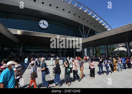 Bangkok, Thaïlande.08th janvier 2022.Les personnes portant un masque facial se font la queue pour recevoir des injections de rappel du coronavirus (Covid-19) au Centre de vaccination de Bangkok.(Photo par Adisorn Chabsungnoen/SOPA Images/Sipa USA) crédit: SIPA USA/Alay Live News Banque D'Images