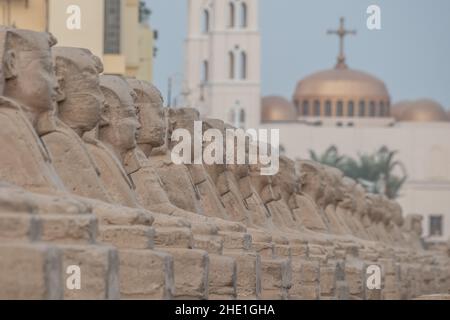 Les anciennes statues sphinx bordant l'avenue des sphinx à Louxor, en Égypte la route historique est bordée de 100s monuments en pierre. Banque D'Images