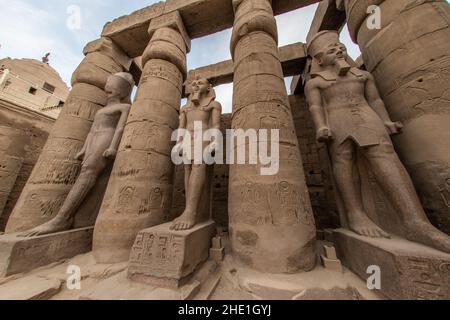 D'énormes statues en pierre dans la cour intérieure du temple de Louxor, un site archéologique en Égypte. Banque D'Images