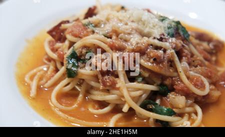 Sauce tomate épicée Chili et spaghetti au bacon avec parmesan Banque D'Images