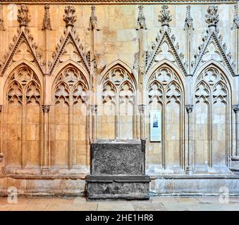 Arches décoratives en pierre sur un mur de la cathédrale de Lincoln, en Angleterre. Banque D'Images
