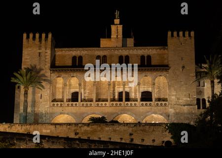 Vue générale sur le palais Almudaina, Palma de Majorque illuminée la nuit Banque D'Images