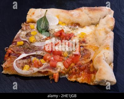 Pizza carrée à croûte mince de style américain avec tomates, bacon, oignon et maïs Banque D'Images