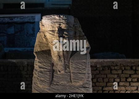 Une statue d'un sphinx, l'un des plus de 600 qui se dresse le long de la route des béliers ou de l'avenue des sphinx reliant le temple de Louxor à Karnak en Égypte. Banque D'Images